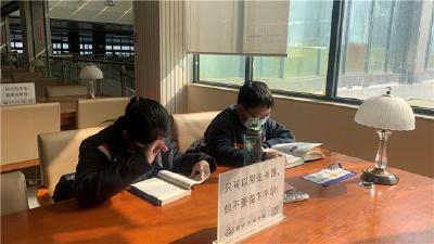 读者打卡荆州市图书馆 书香味成新“年味”