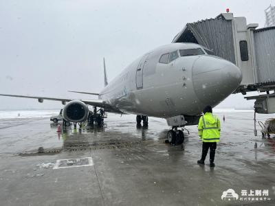 荆州沙市机场迎战冰雪 确保航班正常起降