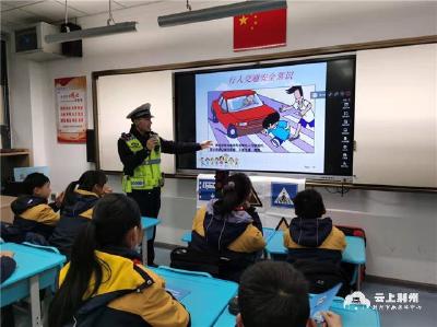 荆州：48个护学岗上线 交警蜀黍护航开学