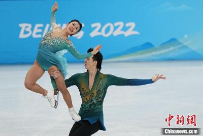 王诗玥/柳鑫宇身着“青山绿水”演绎“中国功夫”