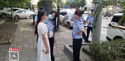 凤凰路上美女持刀哭泣！警花小姐姐这样做……