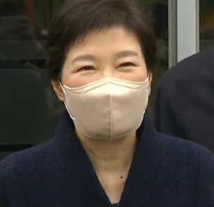 朴槿惠获特赦后首次露面
