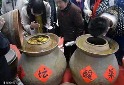 赤脚踩酸菜？员工现身说法