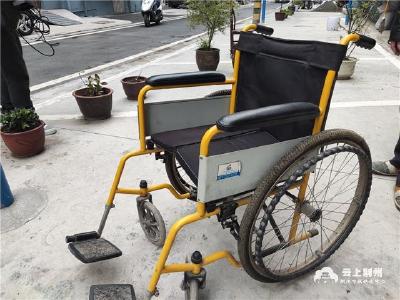 爱心市民捐轮椅和成人纸尿裤 有需要请联系
