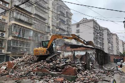 荆州区白龙社区开展联合行动拆除35处“拦路虎”