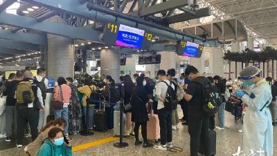 广州白云机场退改签柜台排起长队，旅客称听闻空难后决定改乘高铁