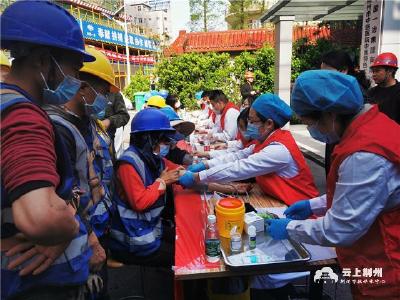 荆州中医医院特色大楼项目部开展农民工免费问诊活动