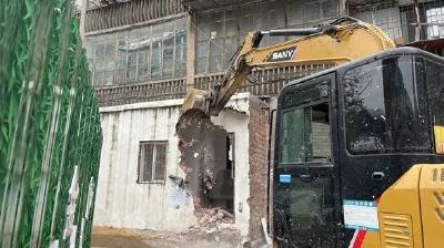 青龙台社区集中拆除违章建筑 推进老旧小区改造