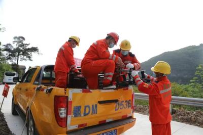 “前方出现地灾险情，马上转移！”荆州举行地质灾害应急演练