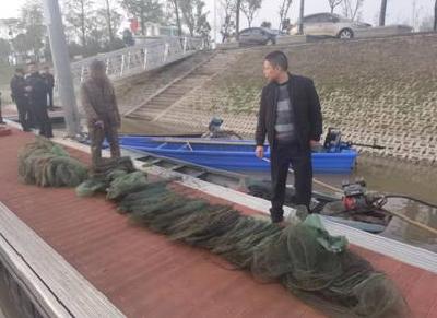 洪湖警方破获非法捕捞水产品案，缴获的36公斤鲫鱼捐给救助站