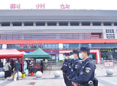 荆州站民警加强巡逻守护旅客安全