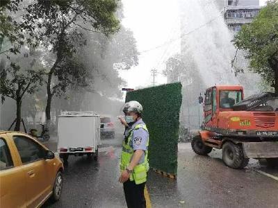 挖掘机“闯祸”挖断供水管，荆州民警积极疏导保障抢修