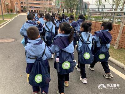 书包不回家  “骐骥学囊”伴我行