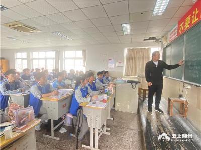 王崇禧：躬耕教坛30余载 用无私的爱呵护学生成长