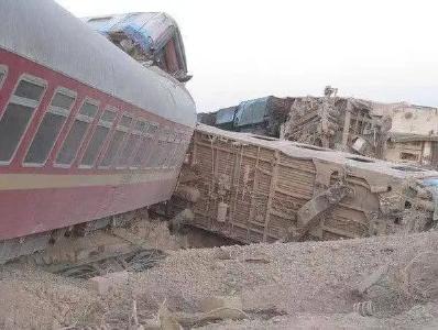 一客运列车脱轨，造成10人死亡50人受伤