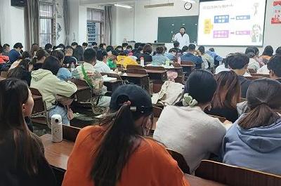 免学费、领补助、包就业！荆州招246名大学生“村医”