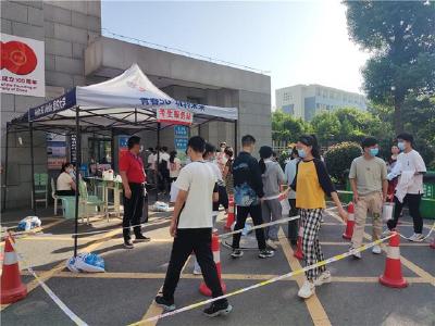 高考现场 | 来自考场外的“花”式祝福……