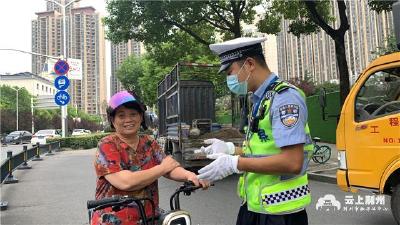 荆州交警刘自强：即使天气再热 也不能让交通“中暑”