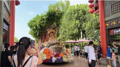 泼水狂欢节吸引众多游客“打卡”！荆州方特开启“夜游模式”