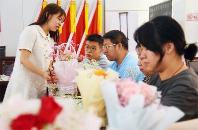 沙市区中山街道：培训插花技能 提高就业能力 