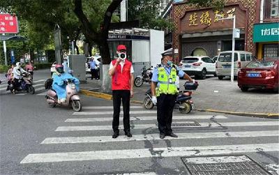 荆州交警携手志愿者开展交通安全宣传劝导   