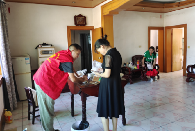 洪湖市民政局党员“红色三带”志愿者：下沉防控一线，助力核酸检测跑出“加速度”！   