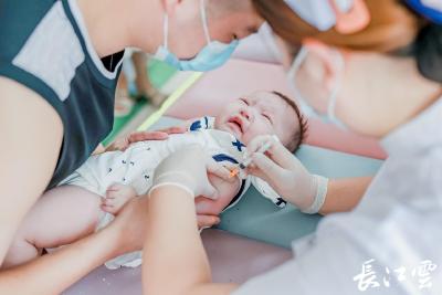 湖北首针国产四价流脑结合疫苗开打，四个月宝宝成首位接种者