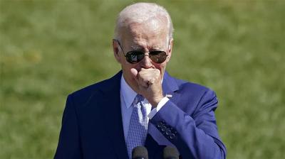 拜登演讲中狂咳、流鼻涕，随后和佩洛西在内多人握手