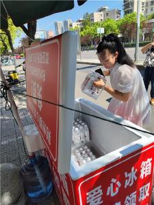 荆州：“爱心冰箱”让户外劳动者“清凉一夏”
