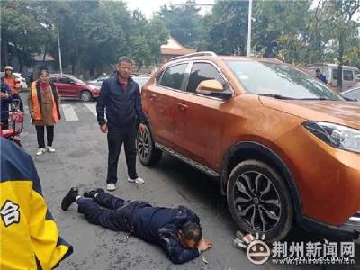 这就是荆州温度！10多名市民徒手抬车救人！