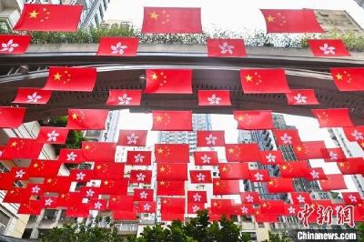 喜迎国庆！香港街头涌现耀眼中国红