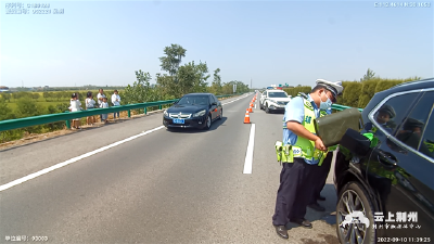 车辆没油被迫停在高速路，高警暖心救助消隐患