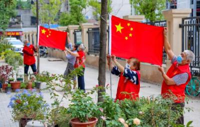 挂国旗迎国庆 小区洋溢中国红