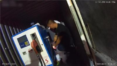 “移动加油站”藏身居民区 江陵警方打掉一倒卖私油窝点
