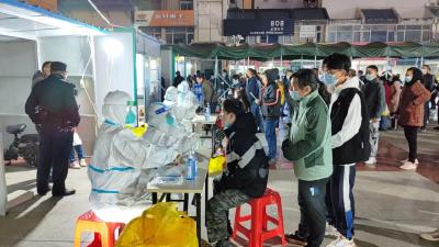 荆州中心城区居民有序开展核酸检测