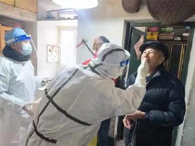 荆州中心城区核酸检测进小区，为居民健康护航