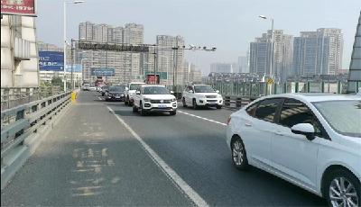 国庆首日荆州境内高速车流量较大 请市民们错峰出行