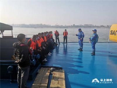 荆州市应急服务中心开展水域救援培训演练