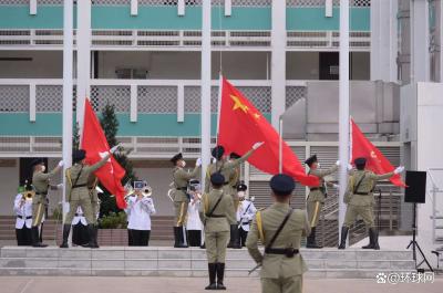 国家宪法日，香港举行升旗仪式，6大纪律部队以中式步操入场