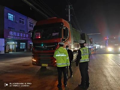 荆州交警开展夜间大货车交通违法整治行动
