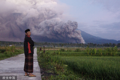印尼火山大规模喷发，两千民众紧急疏散