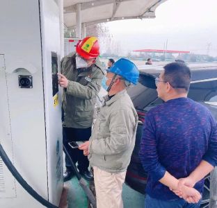 湖北荆州供电公司：驻点值守充电站护航绿色出行
