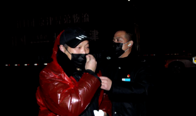 那一刻飞机离我只有5米，我接到了英雄！