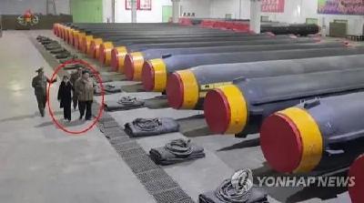 金正恩再携女儿视察武器库，专家分析其深意  