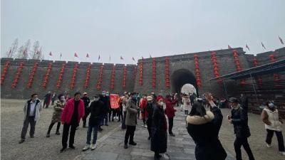 荆州古城迎来新年首批百人旅游大团