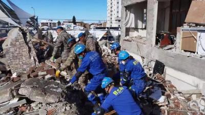 地震发生5天后3人获救 | 强震已致超2.3万人遇难