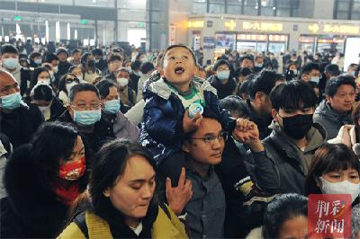 荆州火车站迎来了学生流高峰