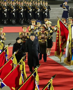 朝鲜阅兵展示战术核武部队，金正恩连续两日偕女现身