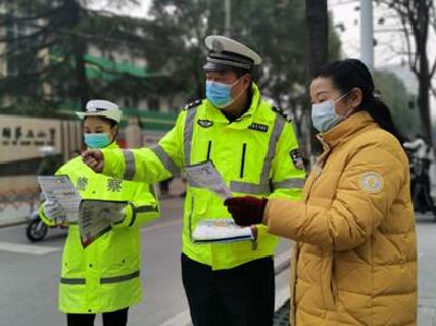 开学季！荆州交警启动50个护学岗守护平安上学路
