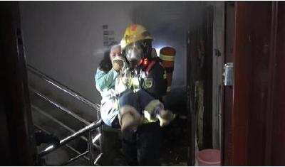 “让面罩”“公主抱”，消防员火场救出3人